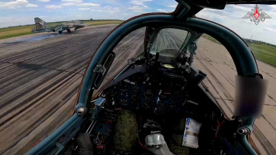 Минобороны РФ: штурмовики Су-25СМ уничтожают огневые средства противника