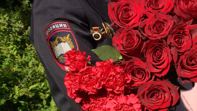 К бюсту первого генерал-полицмейстера Санкт-Петербурга Антона Девиера возложили цветы