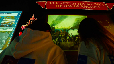 Петербуржцам и гостям города показали выставку «30 картин из жизни Петра Великого»