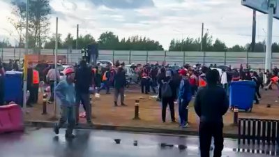Видео: полиция разогнала разъяренную толпу мигрантов у «Лахта Центра»