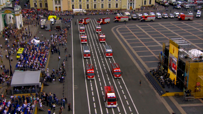 На Дворцовой площади прошел парад в честь 220-летия пожарной охраны Петербурга
