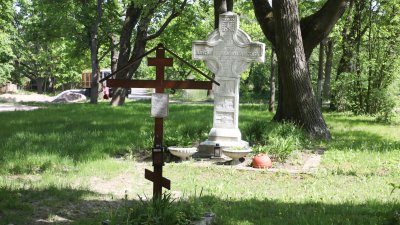 На тихвинском кладбище мужчина избил доской собутыльника-должника