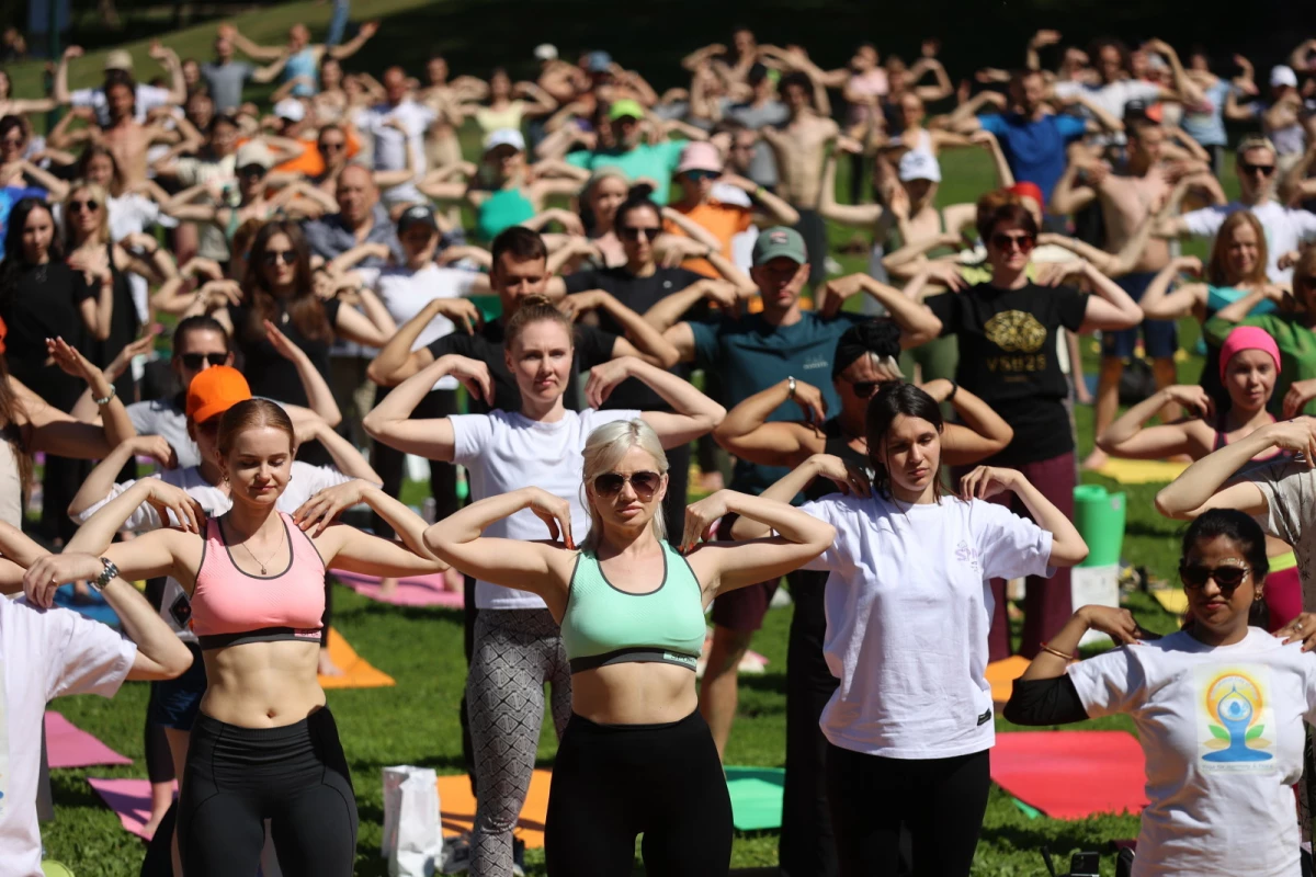 В парке 300-летия отметили Международный день йоги - tvspb.ru