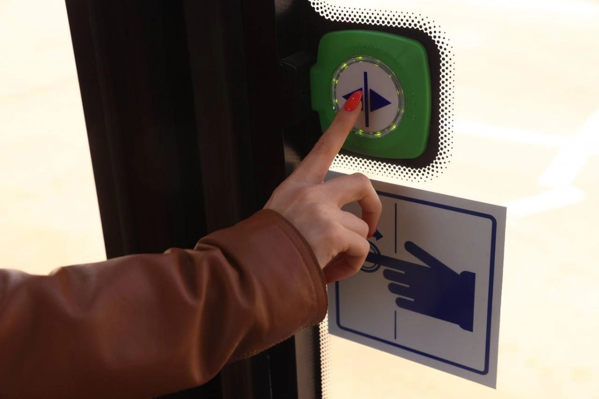 В петербургских автобусах появятся кнопки открытия дверей с 1 июня - tvspb.ru