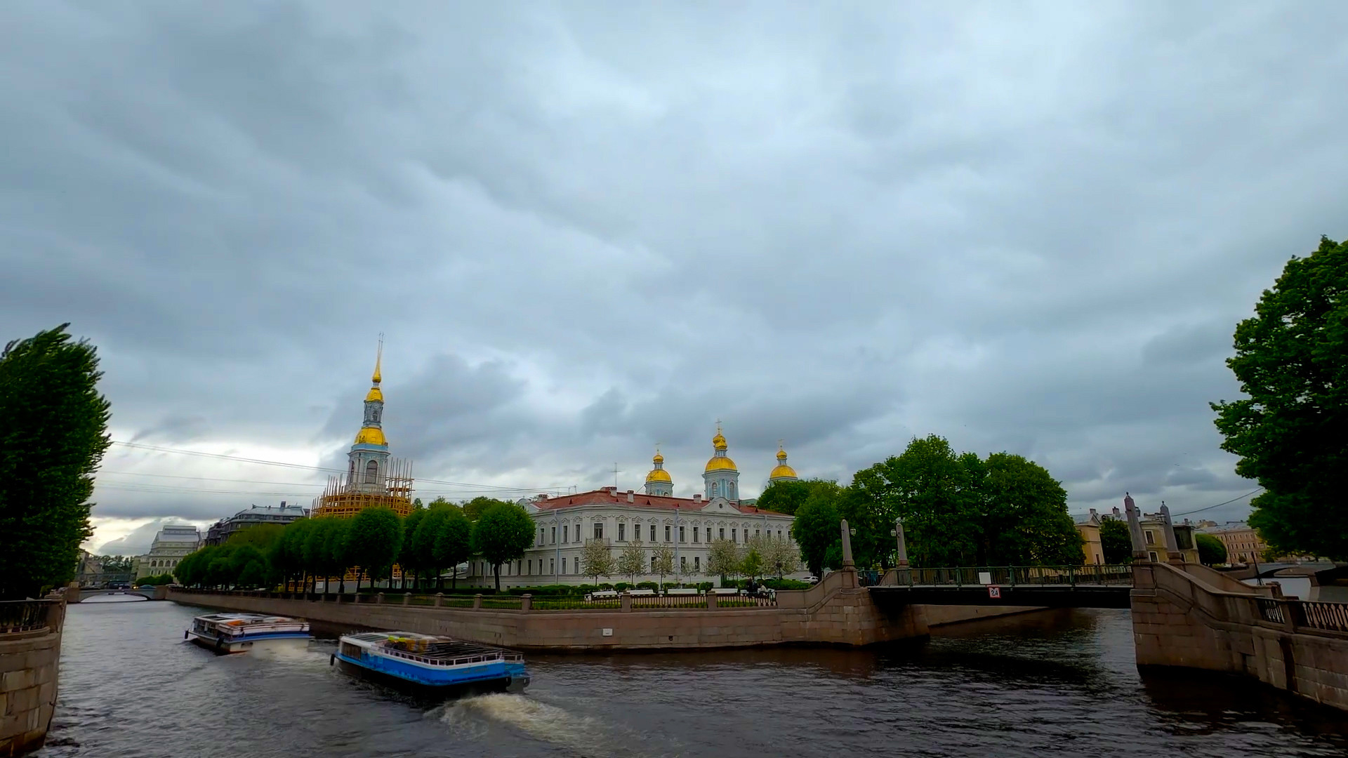 Погода 13 мая спб. Желтый Петербург. Каналы Санкт-Петербурга. Санкт Петербург после дождя. В Питере май после дождя.