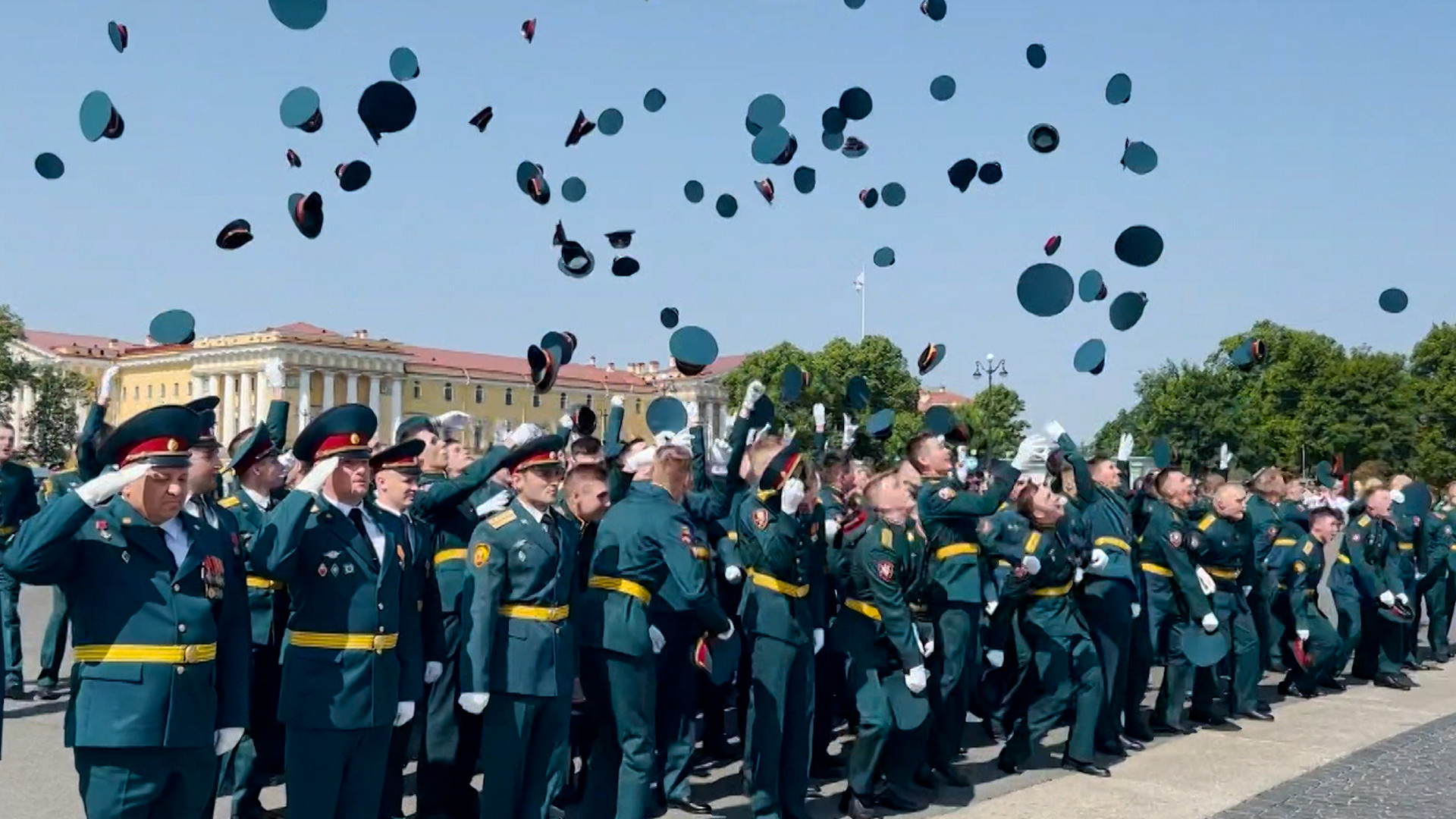 На Дворцовой площади состоялся выпуск офицеров Росгвардии | Телеканал  Санкт-Петербург