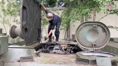Минобороны показало, как российские ремонтники возвращают боевую технику в строй
