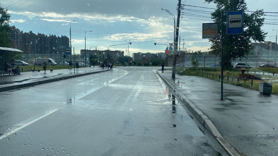 Вода, скопившаяся на улице Стойкости, возле «Электросилы» и на Планерной, ушла в канализацию - tvspb.ru