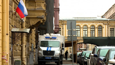 В Петербурге арестовали приезжего, который украл из алкомаркета 2 бутылки вина и ударил по голове продавца