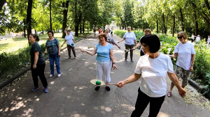 Оздоровительная терапия, игра и лёгкие танцы. Всё это плэйстик