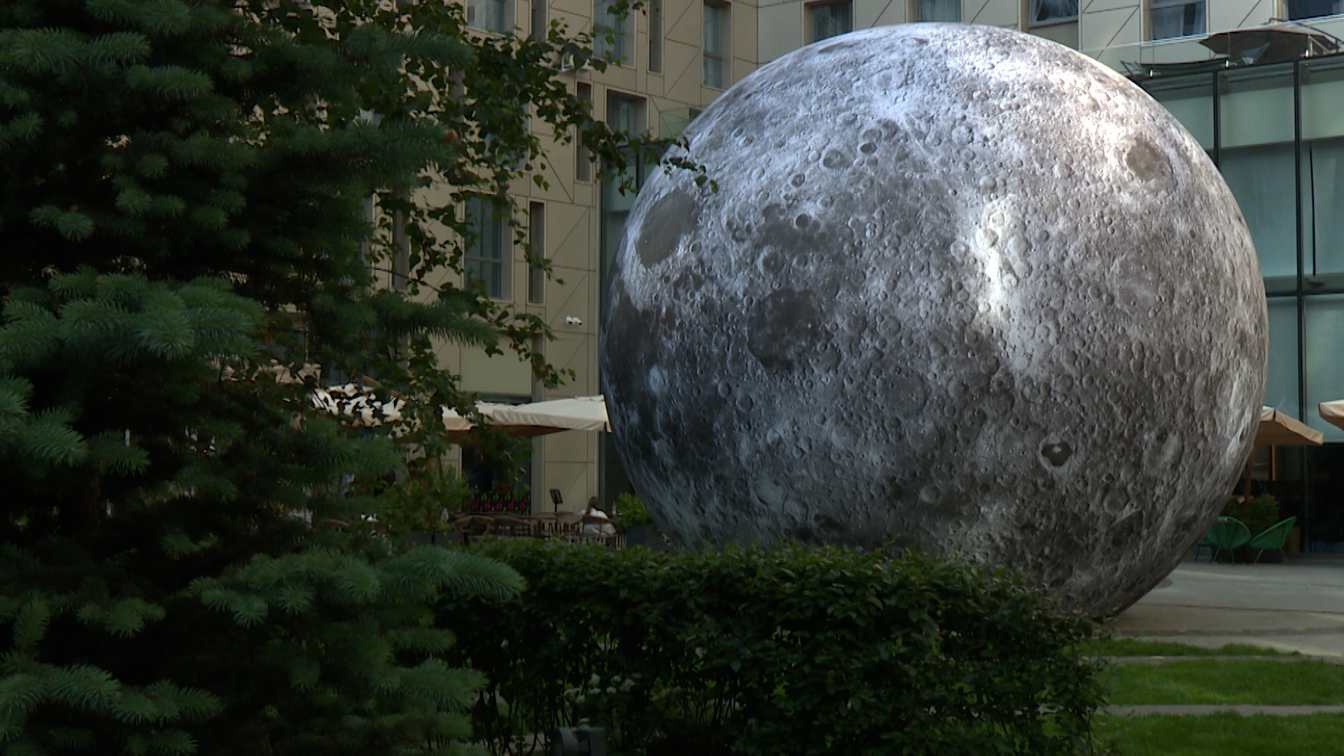 Луна спб 2024. Арт объект. Луна в Питере памятник. Музей Луны СПБ. Памятник Ньютону в Буграх.