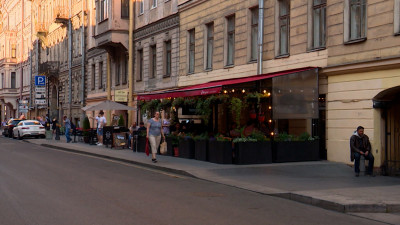 Летние веранды: Как пешеходы и рестораторы поделили петербургские тротуары