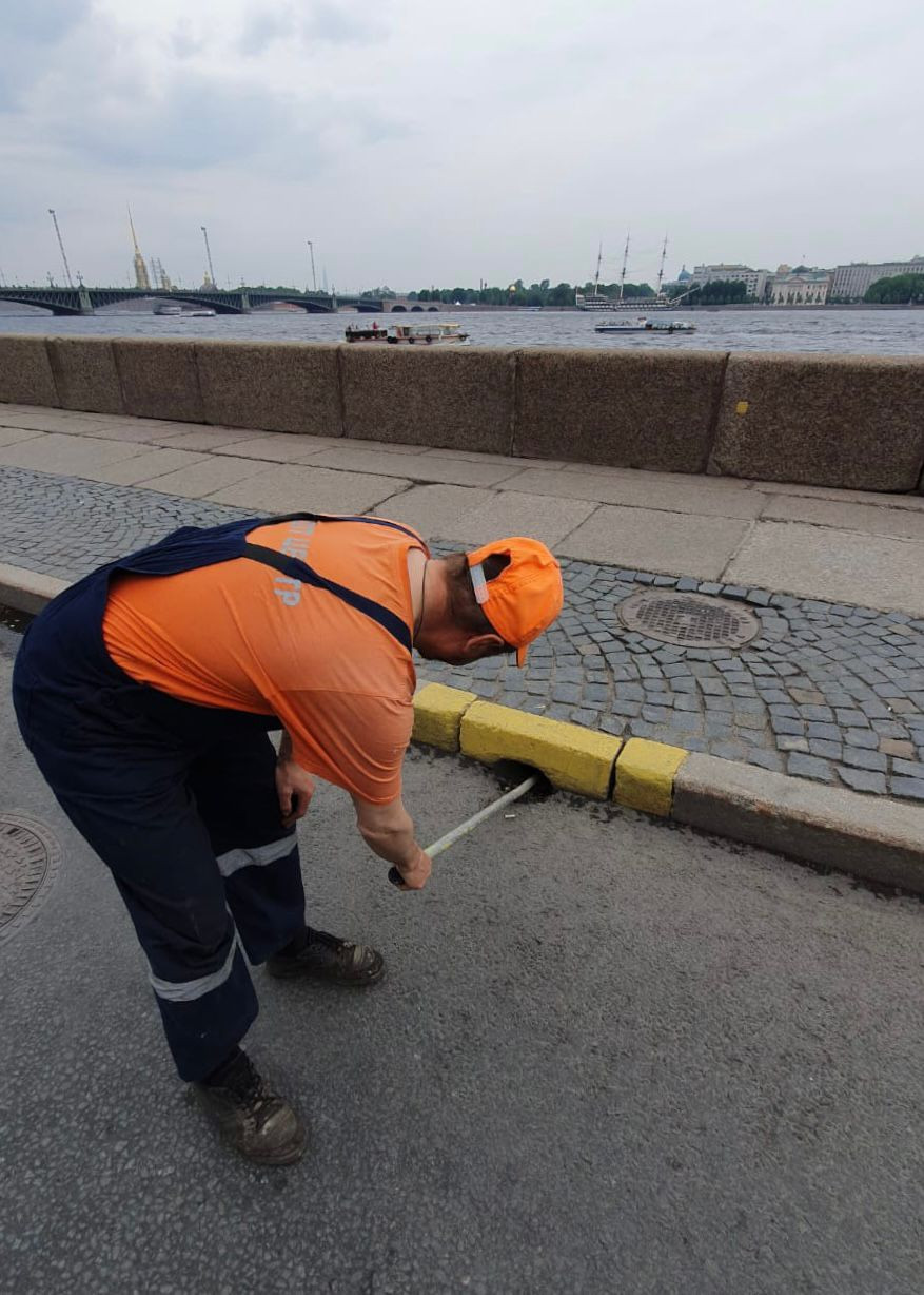 В Петербурге усилили работу по очистке входов ливневой канализации ...