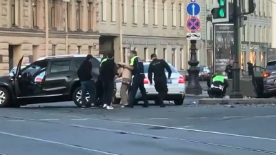 В центре Петербурга погоня за каршерингом закончилась ДТП с вылетом на тротуар