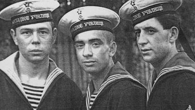 В Стрельне увековечили память Асхата Зиганшина, который провел 49 дней в открытом море и спас сослуживцев в 1960 году