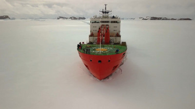 Экспедиционное судно «Академик Трёшников» вышло из порта Петербурга и направилось к Северному Ледовитому океану