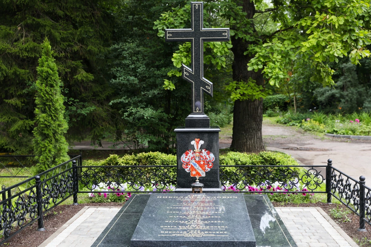На месте захоронения Николая Гирса установили памятник - tvspb.ru