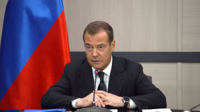 Дмитрий Медведев на Обуховском заводе призвал усилить надежность систем ПВО