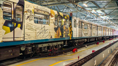 В петербургском метро запустили тематический поезд с дизайном Лебедева