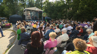 В сквере Андрея Петрова прошел концерт ко Дню семьи, любви и верности