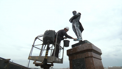 На набережной Лейтенанта Шмидта отмыли памятник Ивану Крузенштерну