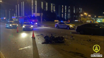 Байкер разбился в ночном ДТП на Парашютной улице