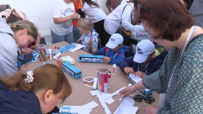 Юных петербуржцев научили делать модели автобусов