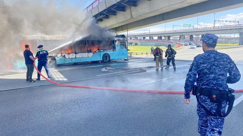 В сети появилось видео пожара автобуса с пассажирами на Пулковском шоссе - tvspb.ru