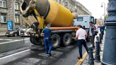 ДТП с бетономешалкой замедлило движение по Каменноостровскому проспекту