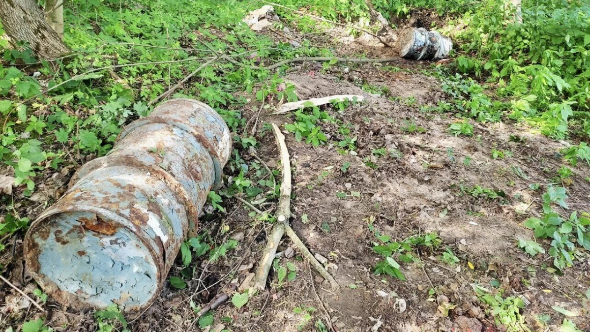 В Кронштадте нашли полтонны неизвестного химического вещества в бочках