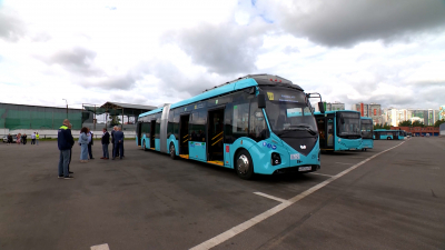 Жители Приморского района приступили к тестированию нового электробуса-гармошки из Белоруссии