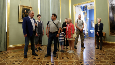 Участники СВО, проходящие лечение и реабилитацию в Петербурге, побывали в Строгановском дворце