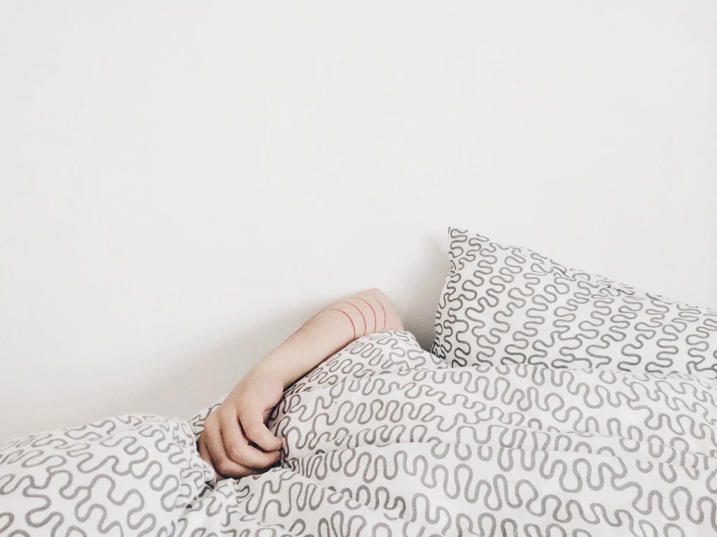 Психологи нашли связь между плохим сном и проблемами в отношениях - tvspb.ru