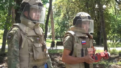 В МЧС РФ показали, как спасают улицы Донбасса от взрывоопасных предметов