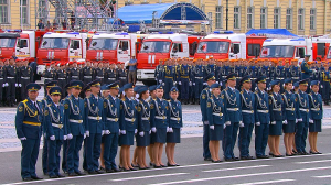 На Дворцовой площади состоялся парад, посвящённый 220-летию пожарной охраны