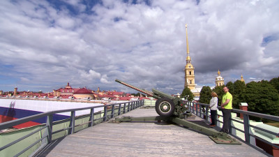 Полуденный выстрел из пушки Петропавловской крепости прозвучал в честь летних Олимпийских игр в Москве