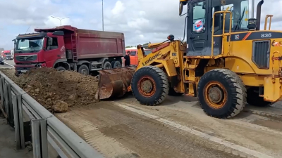 На КАД подняли опрокинувшийся грузовик с песком