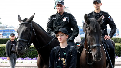В центре Петербурга появились первые конные полицейские