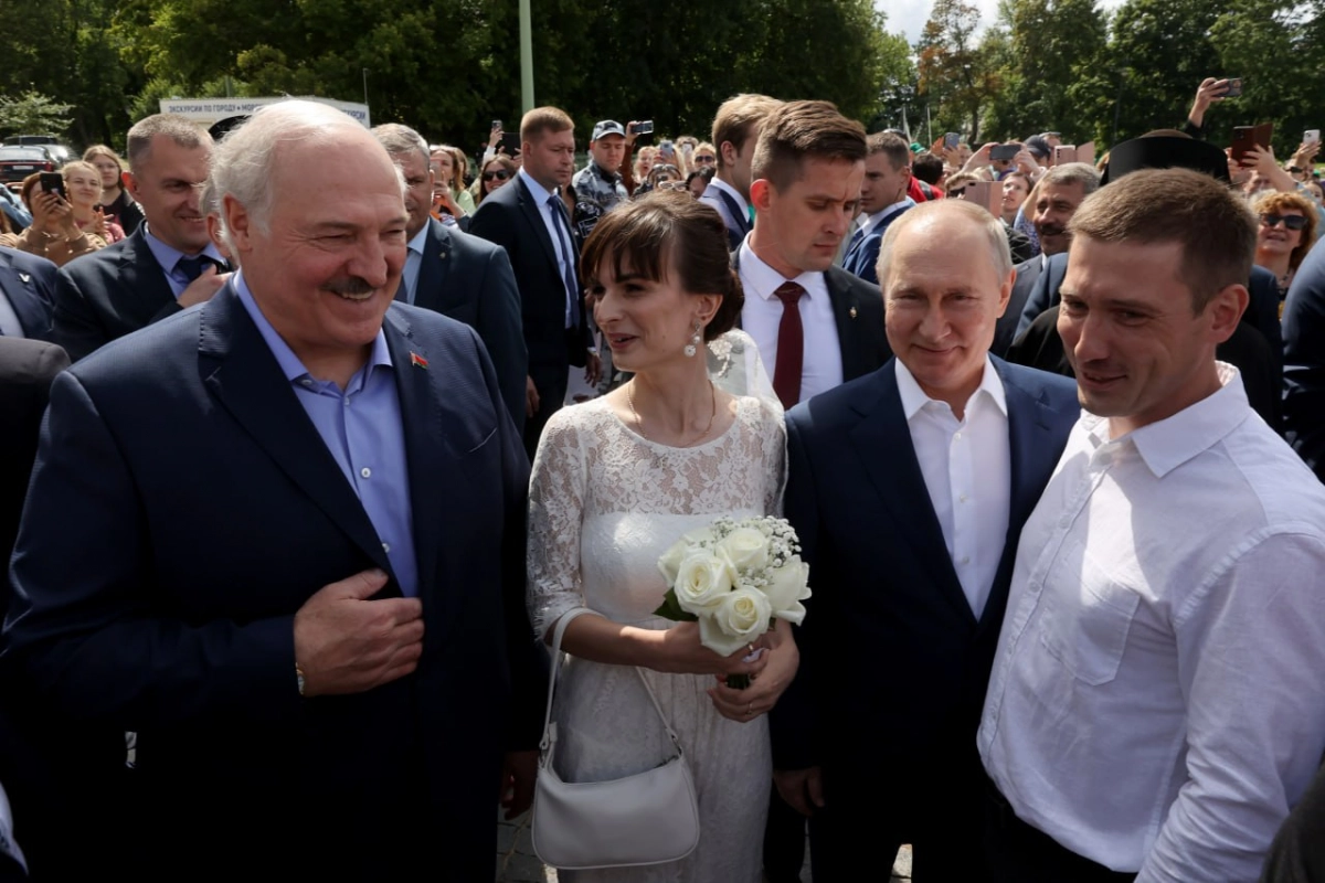Владимир Путин и Александр Лукашенко пообщались с людьми у собора в Кронштадте - tvspb.ru