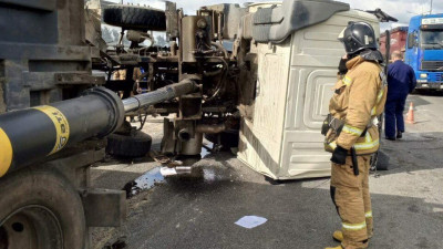 На севере КАД перевернулся грузовик