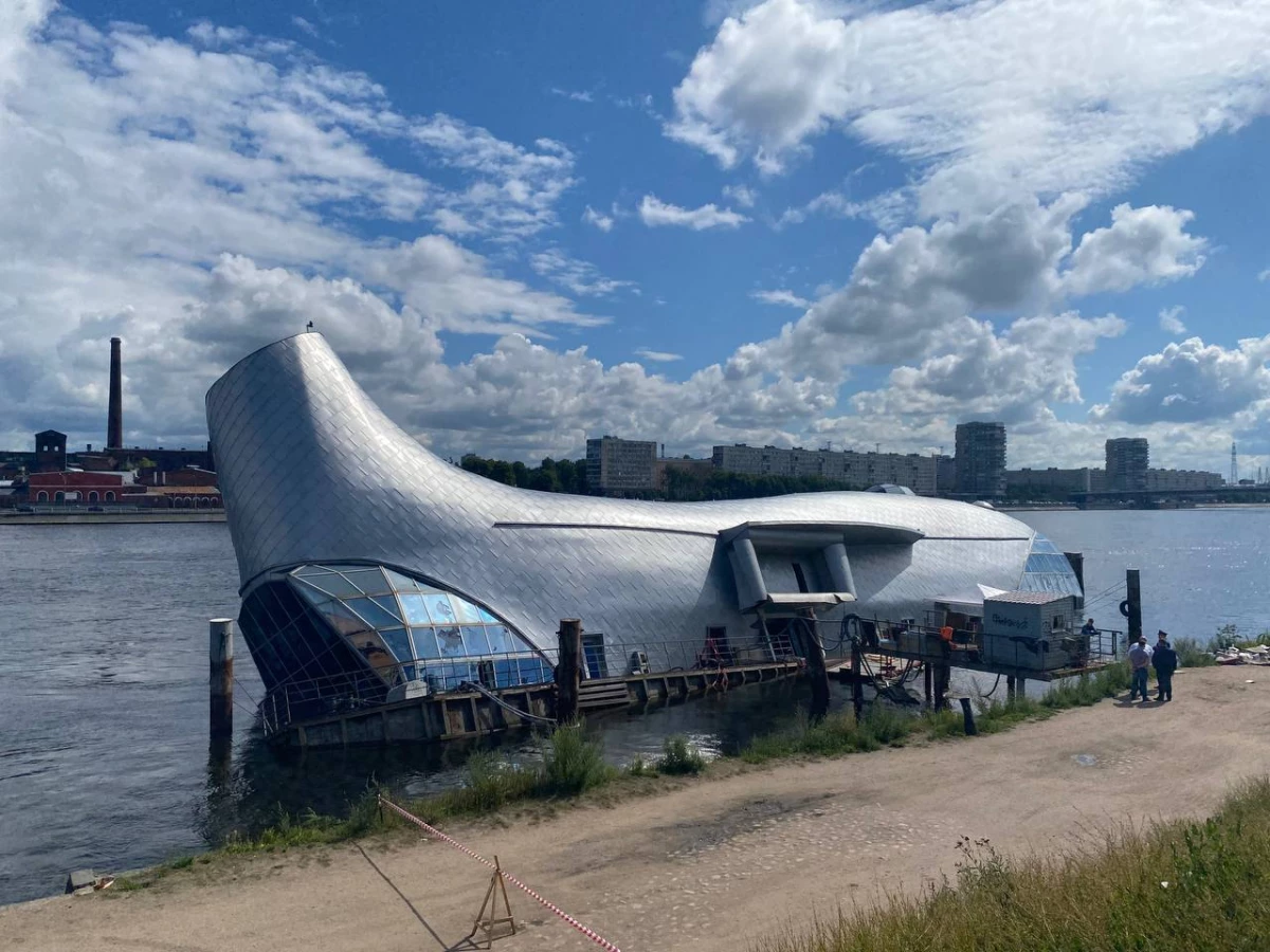 Прокуратура показала, как «Серебряного кита» поднимают из Невы - tvspb.ru