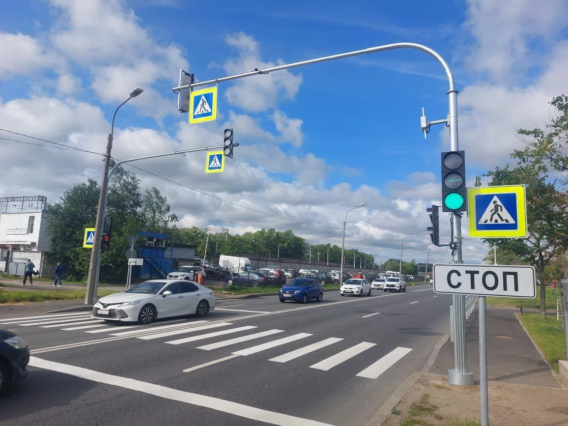 Еще на двух крупных улицах Петербурга установили новые светофоры - tvspb.ru