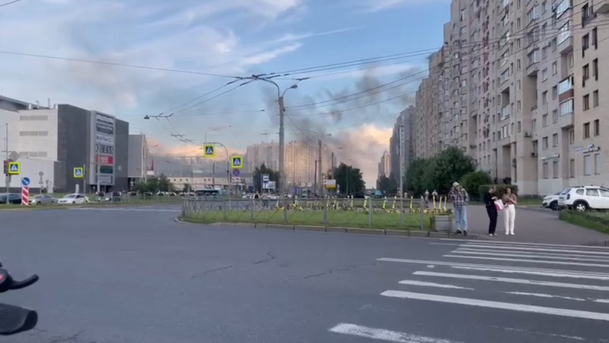 На Коломяжском проспекте начался сильный пожар, полыхает наверху  многоэтажки | Телеканал Санкт-Петербург