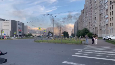 На Коломяжском проспекте начался сильный пожар, полыхает наверху многоэтажки