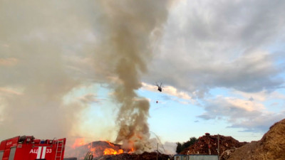 В Ленобласти локализовали крупный пожар на полигоне по переработке древесины