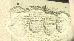 Подвигу медицинских работников. На территории Городской многопрофильной больницы №2 появился памятник, посвящённый работе врачей в годы блокады, а также в период пандемии коронавируса