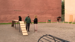 Новая кинологическая площадка. Место оборудовано разными видами тренажёров для дрессировки собак