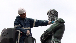 Душ для адмирала. Памятник Ивану Крузенштерну помыли ко Дню ВМФ