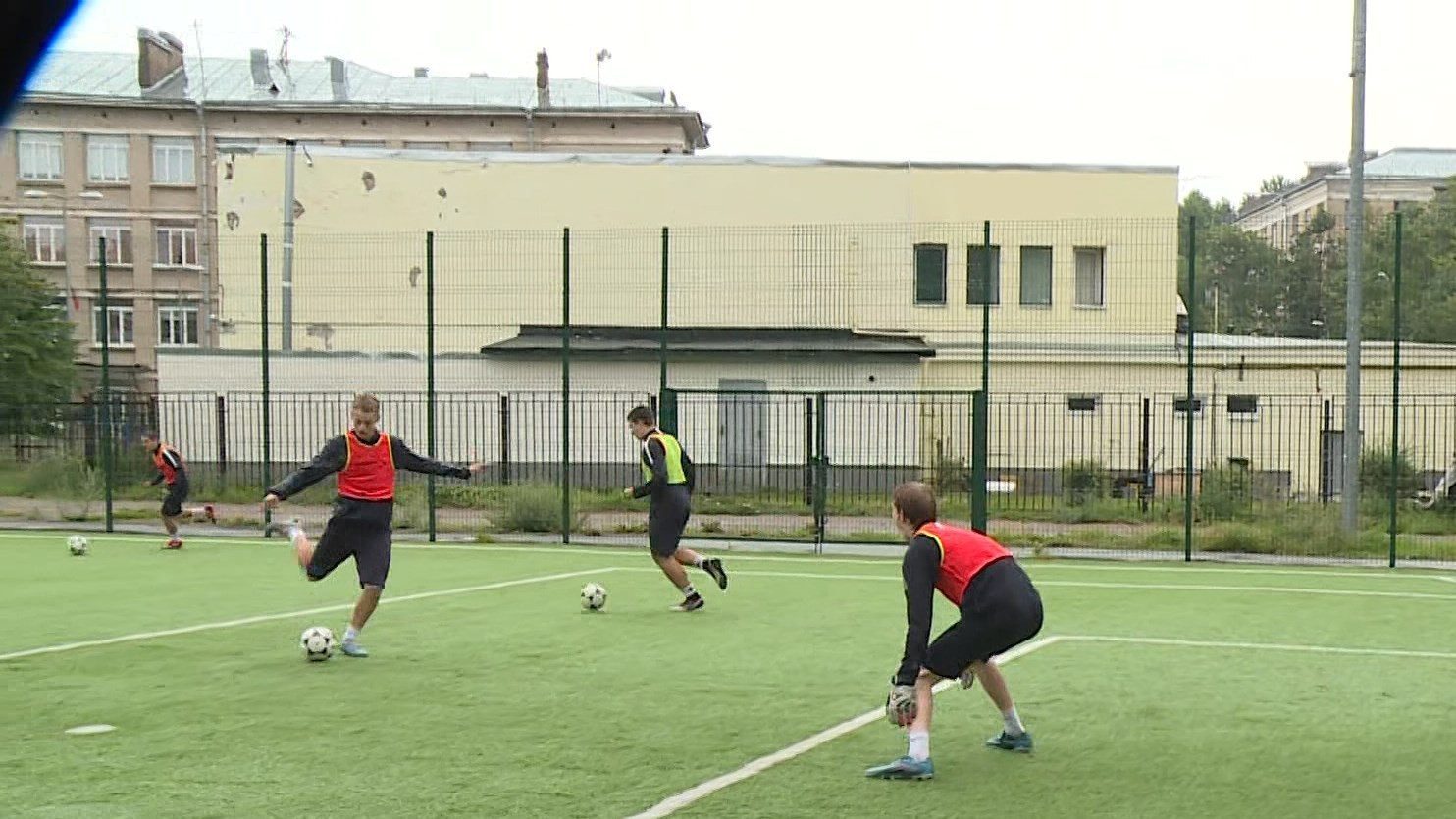 Тренировка состоится в любую погоду: как начать играть в футбол в центре спорта Василеостровского района