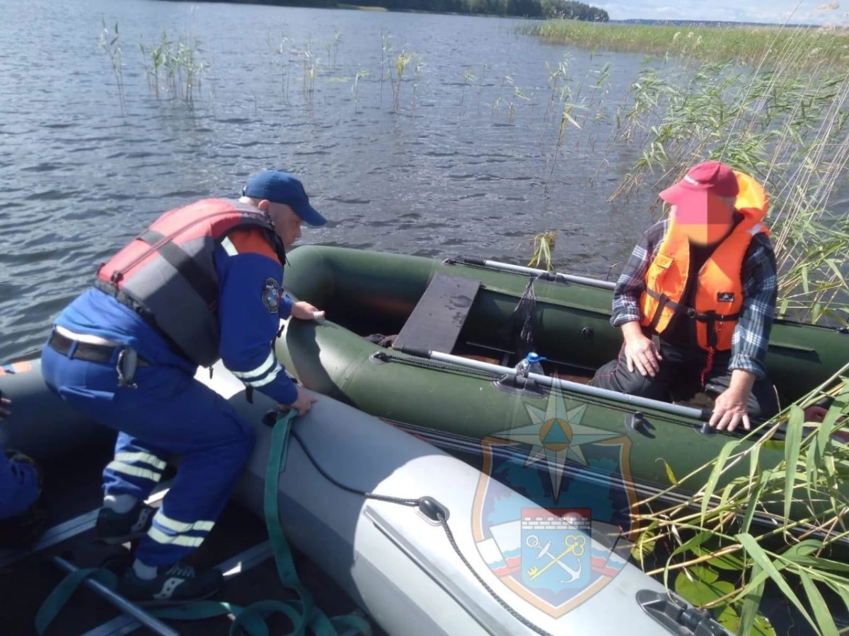 Спасатели помогли рыбаку, застрявшему посреди озера Отрадное, выбраться на берег - tvspb.ru